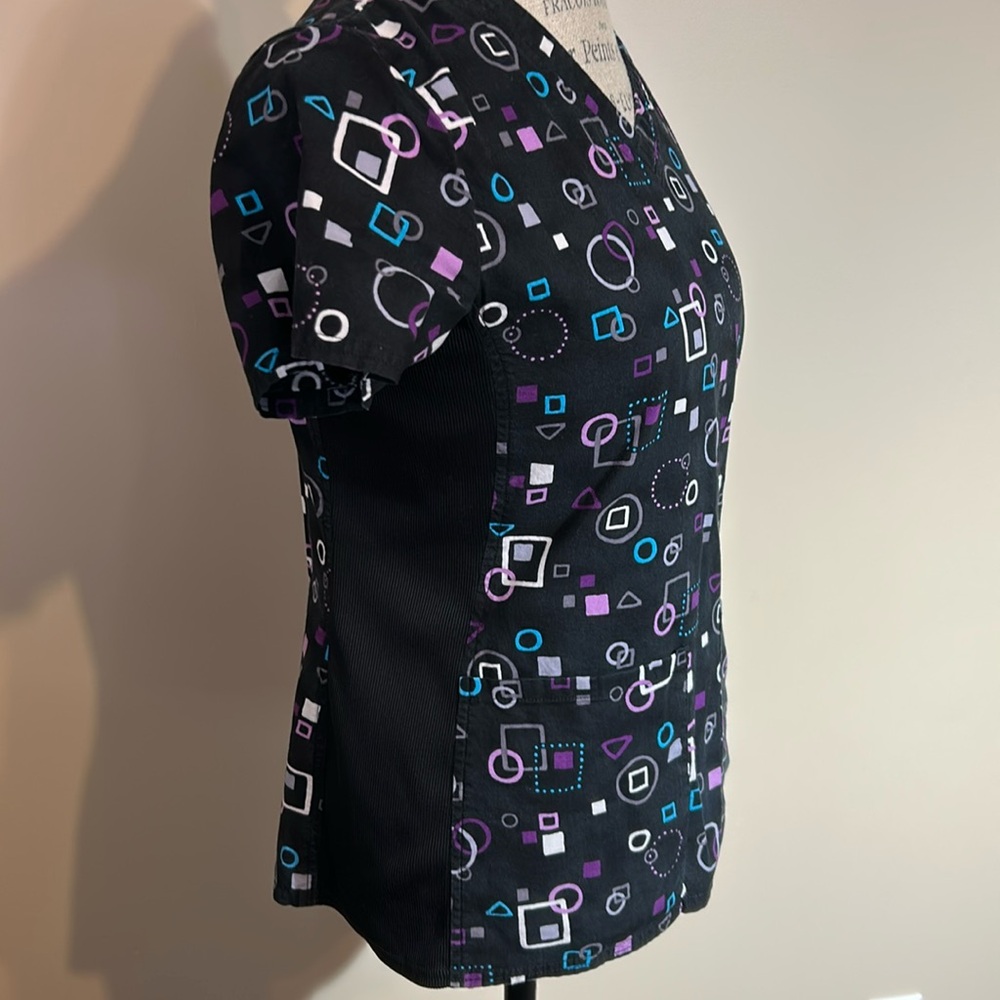 Geometric Pattern Scrub Top - Picture 3 of 8